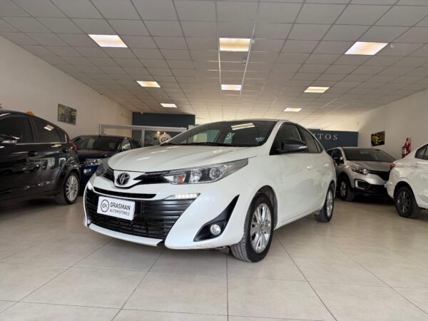 TOYOTA YARIS XLS CAJA 6TA 2019
