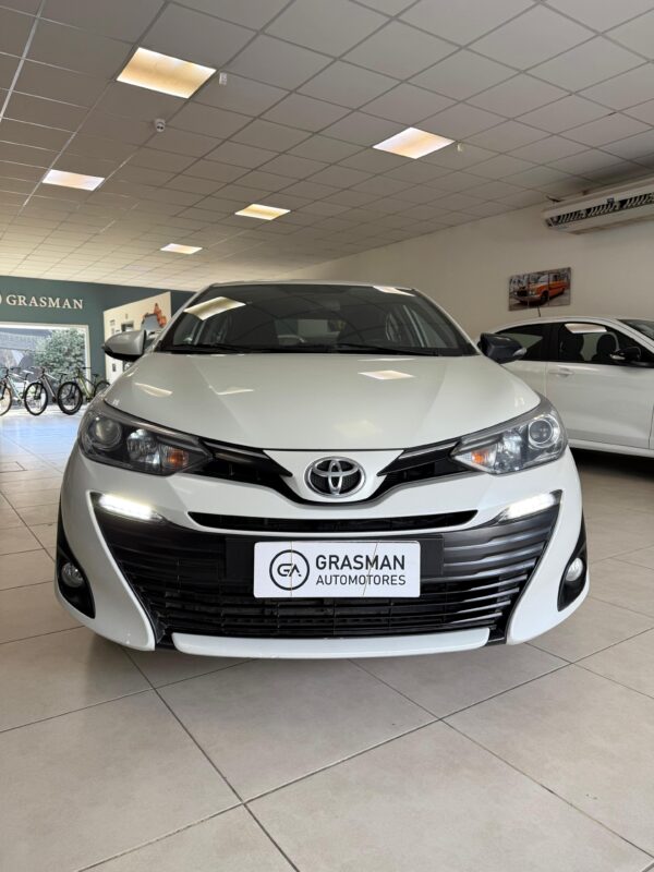 TOYOTA YARIS XLS CAJA 6TA 2019 - Image 3